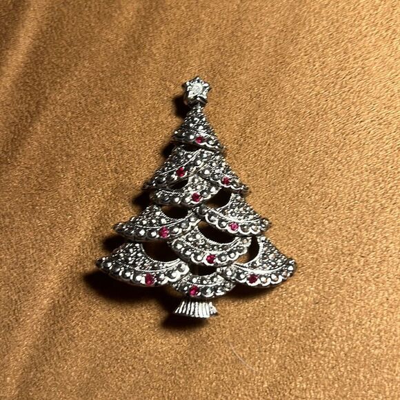 Vintage Avon silver Christmas tree brooch. - Picture 1 of 3